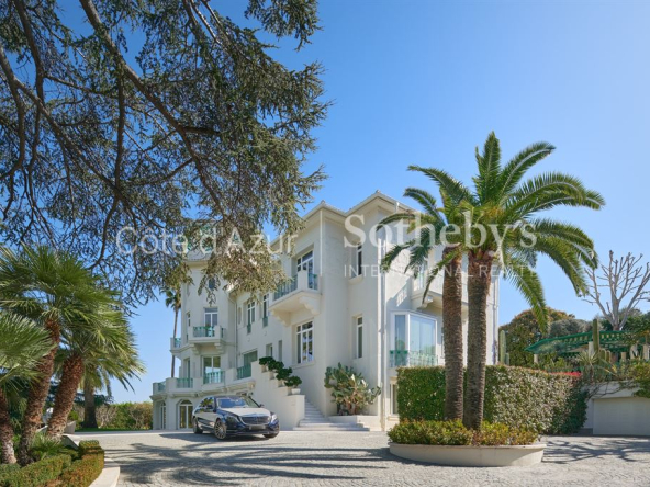 Cap d’Antibes, luxueuse demeure art-déco, sa villa d’invités et sa maison pied dans l’eau, vue mer.