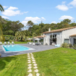 Luxury villa in Mougins: 310 m² in a private domain, heated swimming pool, security 24 hours a day