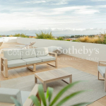 Living at the top: 4-room rooftop villa with terrace and sea view in Antibes