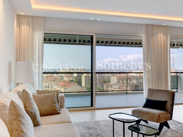 Exclusive: Renovated 3-room penthouse with sea view in Cannes Montfleury.