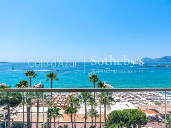 Cannes Croisette, Exceptional 4-room apartment with sea view.