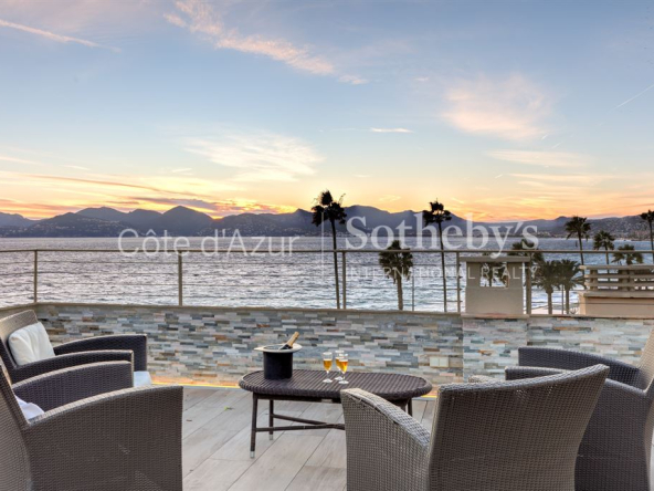 Cannes, seafront and old port, 5-room top floor apartment
