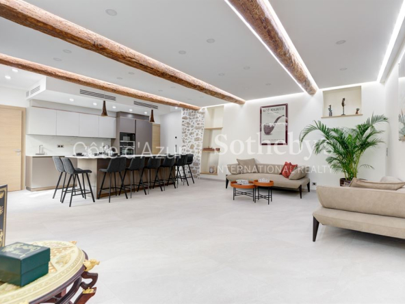 3-room apartment with character in old Antibes.