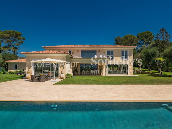 In Mougins in a dominant position, magnificent neo-contemporary villa of 550 m2