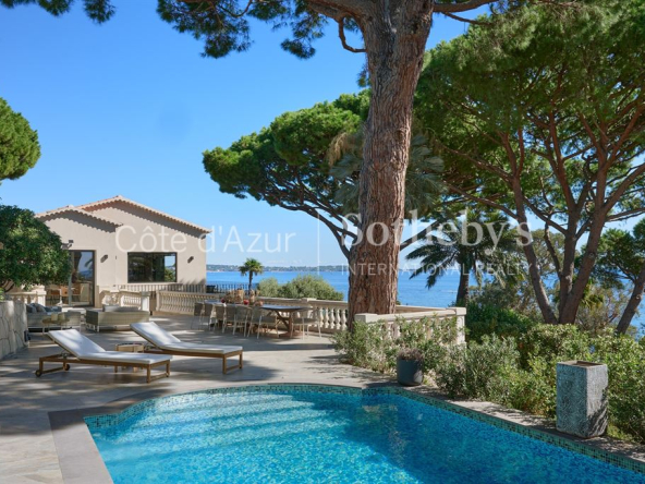 Villa d’exception à Cannes, proche Palm Beach  : Vue panoramique sur la mer dans un domaine privé
