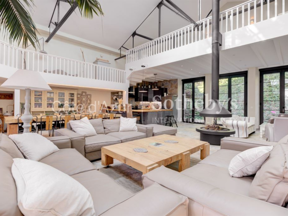 Villa de luxe de 315 m² à Cannes, proche La Croisette – Rénovation élégante et volumes atypiques