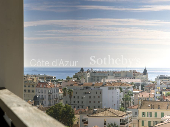 Renovated 94 m² penthouse in Cannes Montfleury – sea view, roof terrace, garage and parking