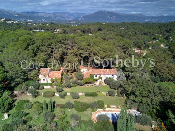 Exceptional property in Mougins: Provencal Bastide with sea view and 1 hectare of land