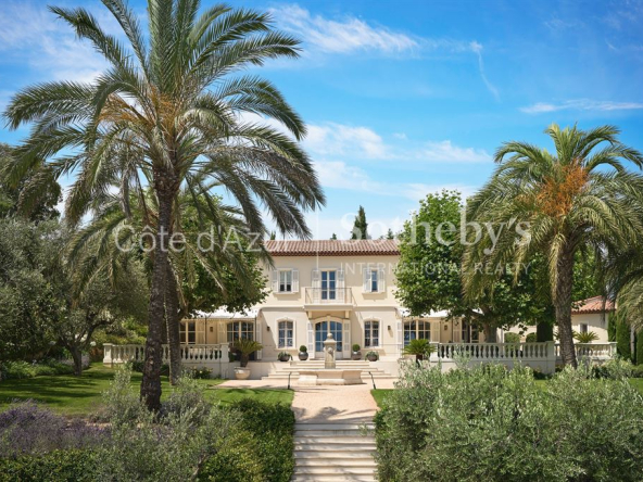 Exclusivité – à quelques pas du village de Mougins – Propriété avec vue mer.