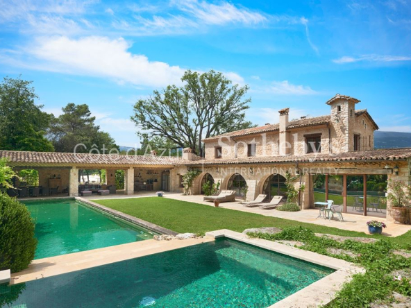 Luxurious private estate with professional stables: Exceptional stud farm.