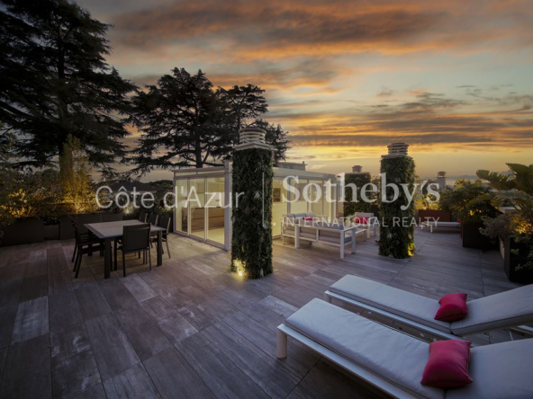 Cannes center, elegance &amp; discretion for this 3-room duplex penthouse with terrace