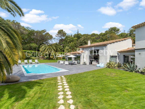 Villa de luxe à Mougins : 310 m² dans un domaine privé, piscine chauffée, sécurité 24h/24