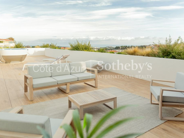 Vivre au sommet : Villa sur le toit 4 Pièces avec terrasse et vue mer à Antibes
