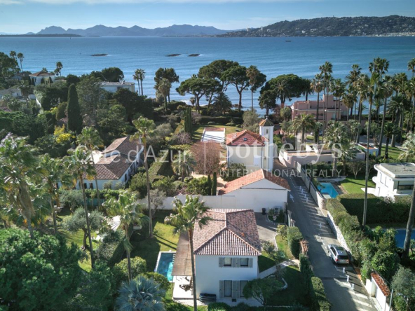 Cap d&#39;Antibes, new villa 150m from the sea