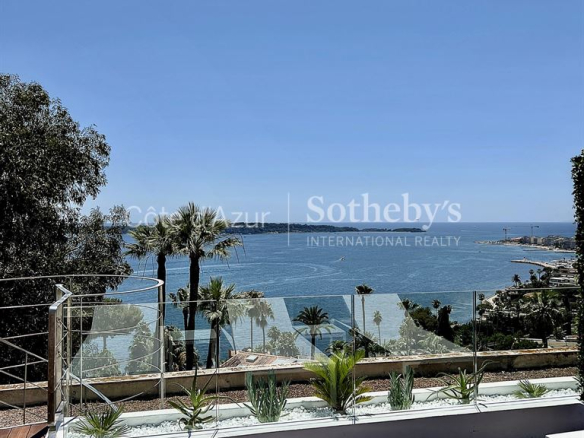 Appartement 4 pieces avec vaste terrasse vue mer panoramique – Cannes Californie