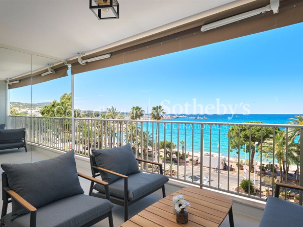 Cannes Croisette, magnificent sea view: 3-room apartment in perfect condition.
