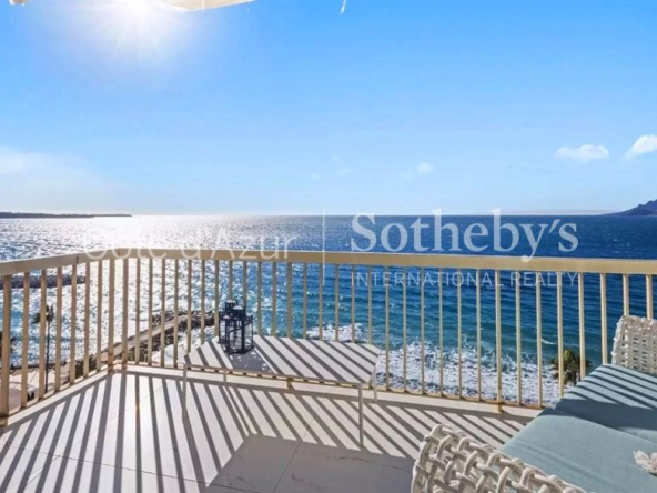 Cannes – Top floor – 3-bedroom apartment with panoramic sea view