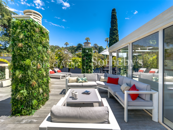 Cannes centre, élégance & discrétion pour ce penthouse type 3 pièces en duplex avec terrasse