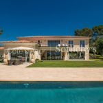 A Mougins en position dominante magnifique villa néo contemporaine de 550 m2