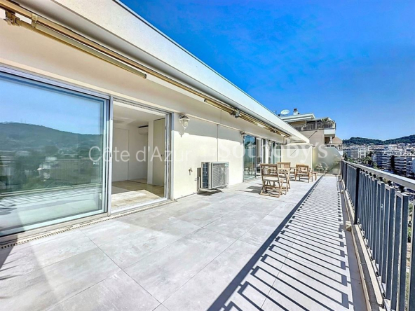 Le Cannet – Carnot – 5-room apartment with a clear view on the top floor.