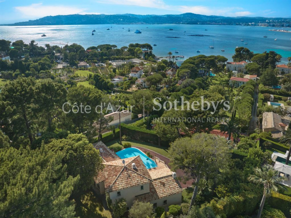 Luxueuse demeure provençale à proximité immédiate de l’Hôtel du Cap d’Antibes, vue mer