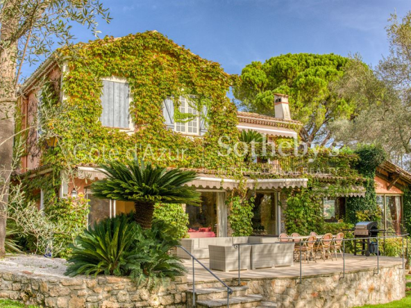 Charme provençal et luxe contemporain pour cette propriété au coeur du village de Mougins