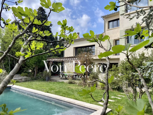 House of character in the heart of an authentic village, close to Avignon