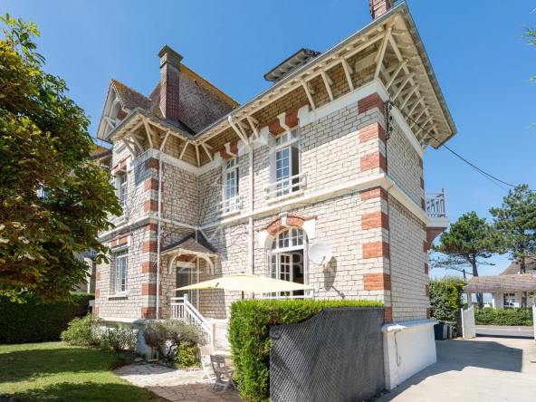 Anglo-Norman villa with swimming pool and outbuildings