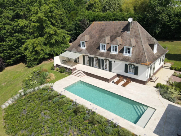 House with swimming pool in a private domain