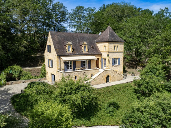DORDOGNE Valley- Stone property composed of two houses with swimming pool on one hectare of land