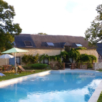 Propriété au coeur du Périgord Noir avec deux chambres d’hôtes et deux gîtes insolites + piscine