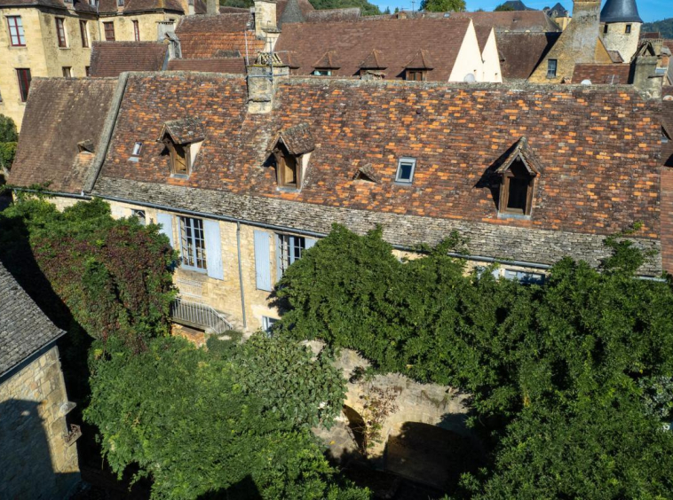 Old town house full of charm and peaceful setting