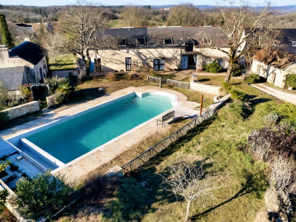 Propriété au coeur du Périgord Noir avec deux chambres d’hôtes et deux gîtes insolites + piscine