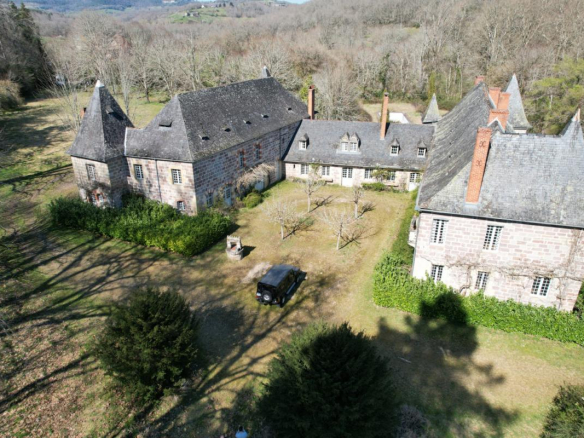 Région Brive – beau château des XVI, XVII et XIXème en bon état général avec dépendances sur 19 ha environ