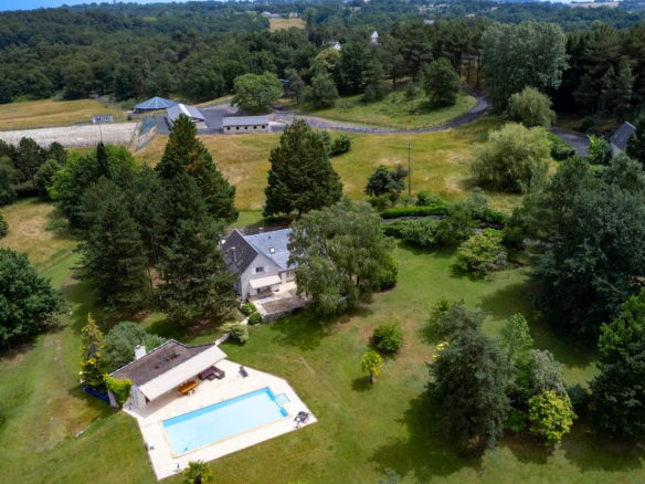 Propriété Equestre sur 25ha clos, Maison, gite, 14 box et équipements