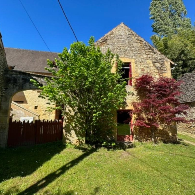 En plein coeur du ” Triangle D’Or”, formé par Sarlat, Montignac et Les Eyzies, ancienne ferme sur 7 hectares offrant un énorme potentiel. Possibilité de plus de terrain