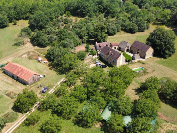 Montignac-Valojoulx – Propriété de caractère composée de plusieurs batiments en pierre, situation exceptionnelle, cachet indeniable, potentiel à developper