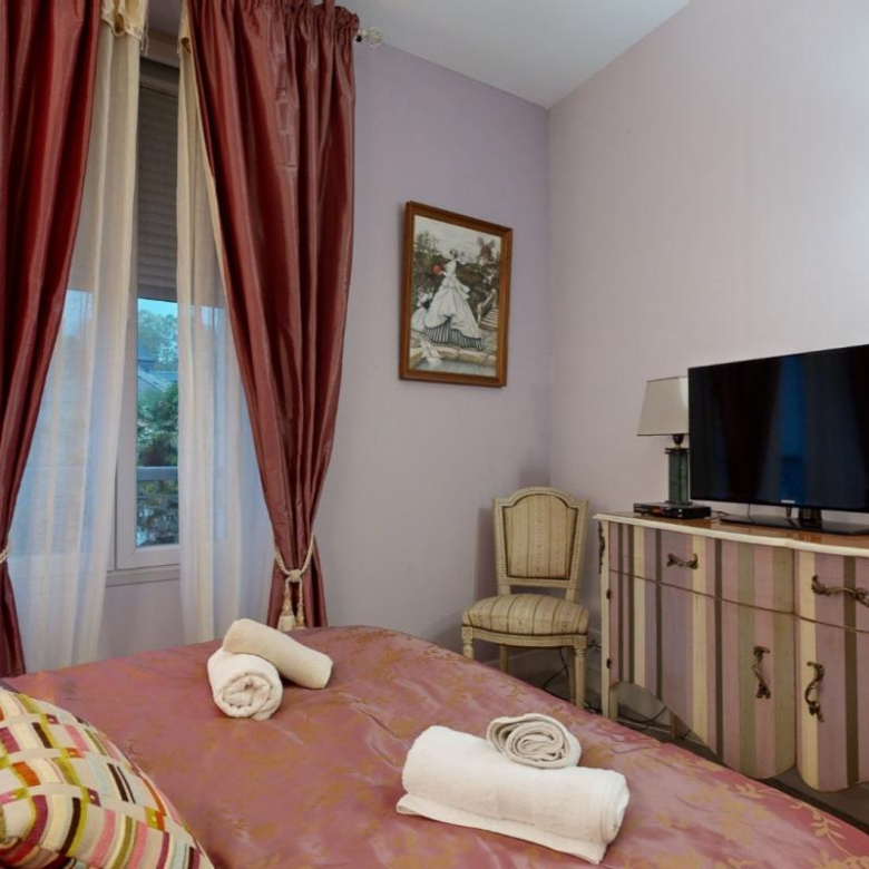 Montignac-Valojoulx – Propriété de caractère composée de plusieurs batiments en pierre, situation exceptionnelle, cachet indeniable, potentiel à developper