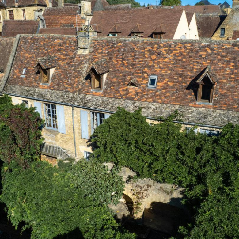 Vallée DORDOGNE- Propriété en pierre composée de deux maisons avec piscine sur un hectare de terrain