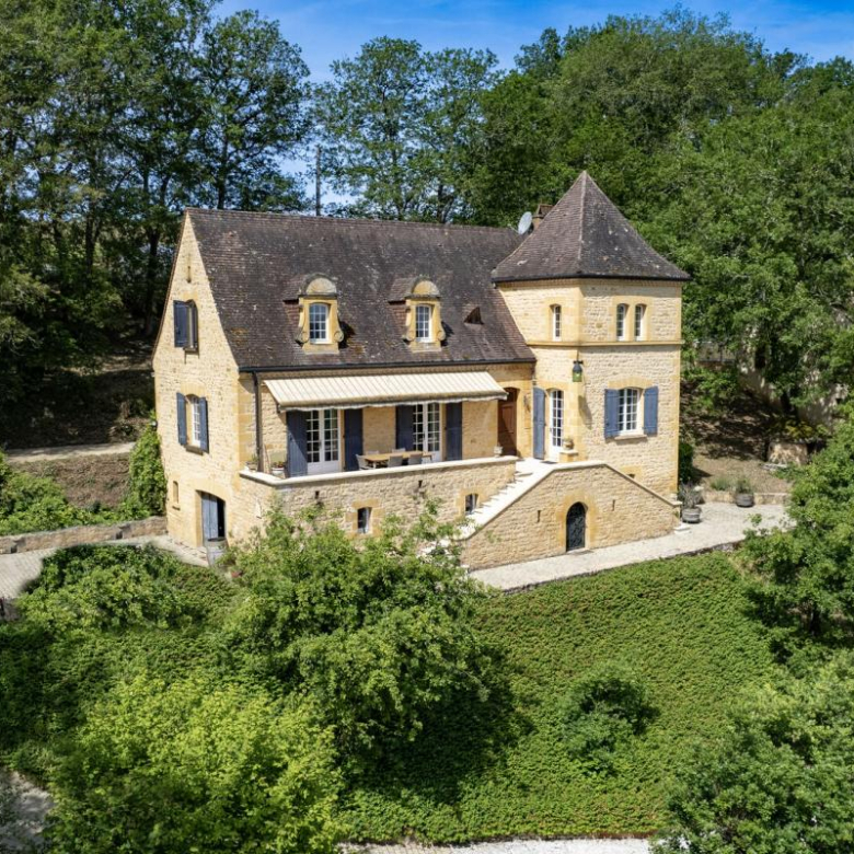 Propriété de charme avec 2 gîtes, 4 chambres d’hôtes et grande piscine