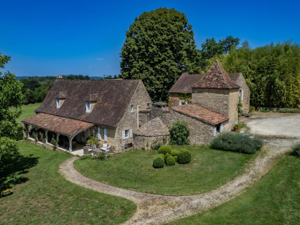 Propriété de charme avec 2 gîtes, 4 chambres d’hôtes et grande piscine