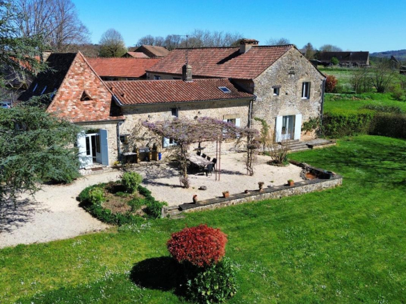 Propriété de charme avec vue panoramique, gîtes et piscine ? Un havre de paix au c?ur du Périgord noir