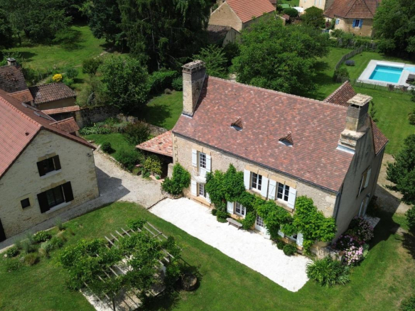 Bel ensemble périgourdin comprenant maison d’habitation et gîte datant du 17ème siècle
