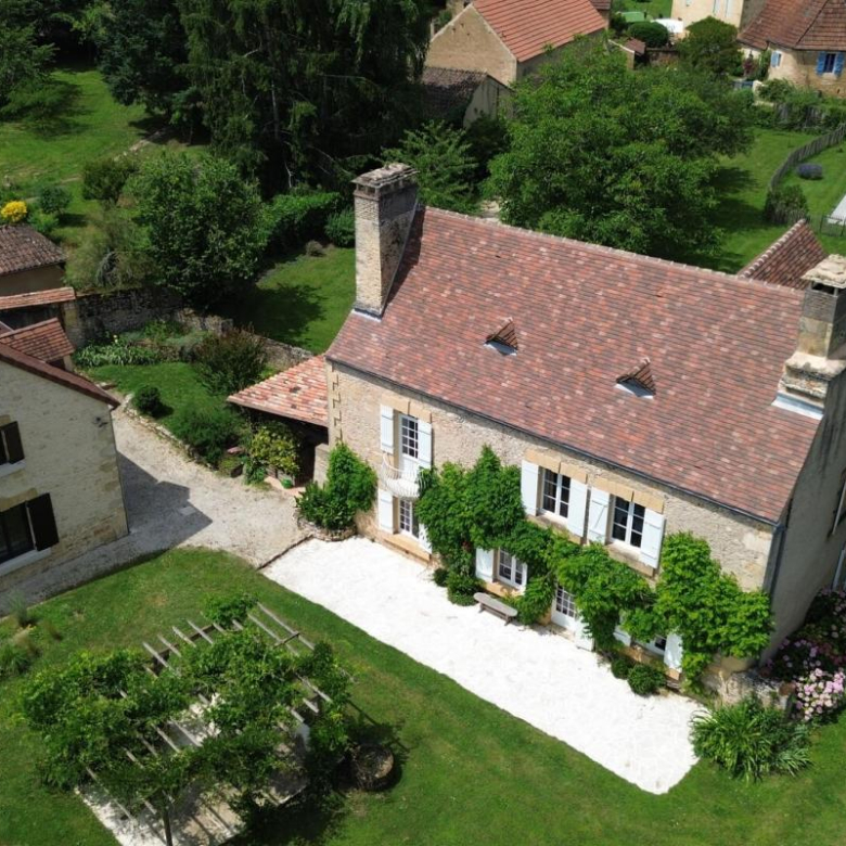 Dans un environnement superbe et au calme, ancien domaine Périgourdin situé au coeur de 12 hectares
