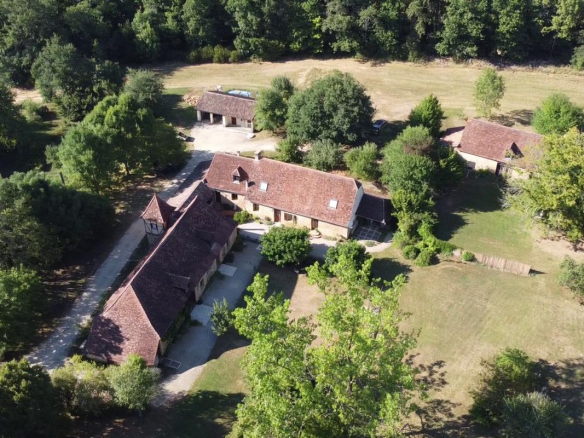 Ancienne ferme périgourdine avec gîte, isolée par des bois sur 15 hectares
