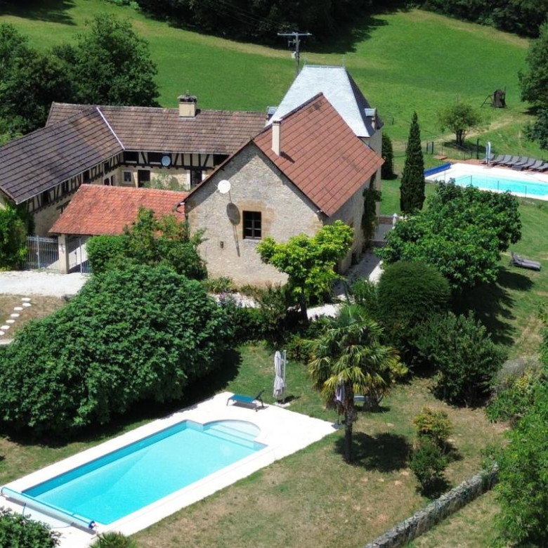 Magnifique demeure de 5 chambres avec locaux professionnels, piscine et vue – Périgord Noir
