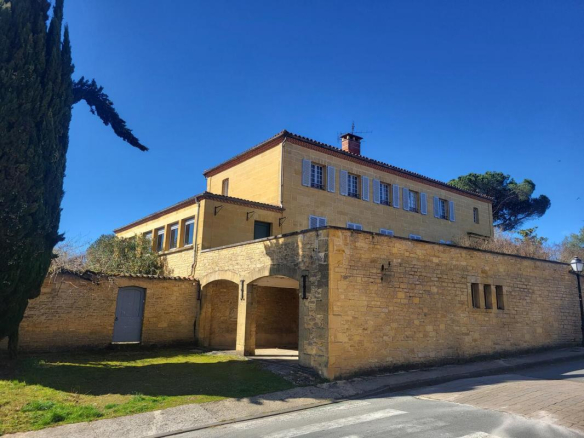 Magnifique demeure de 5 chambres avec locaux professionnels, piscine et vue – Périgord Noir