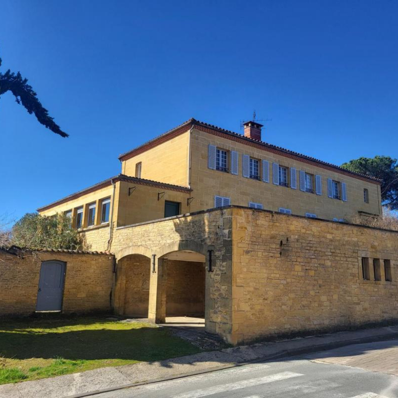 Vue panoramique et nature préservée ? Domaine avec plusieurs habitations sur 20 hectares