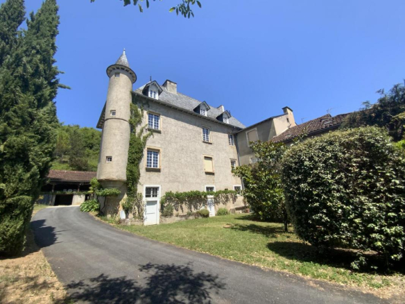 Secteur Saint-Céré , ancien couvent du XIIe siècle réhabilité, 350 m² habitables , dépendances, terrain 1510 m²