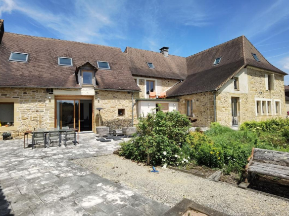 Ancien corps de ferme rénové avec jardin et piscine
